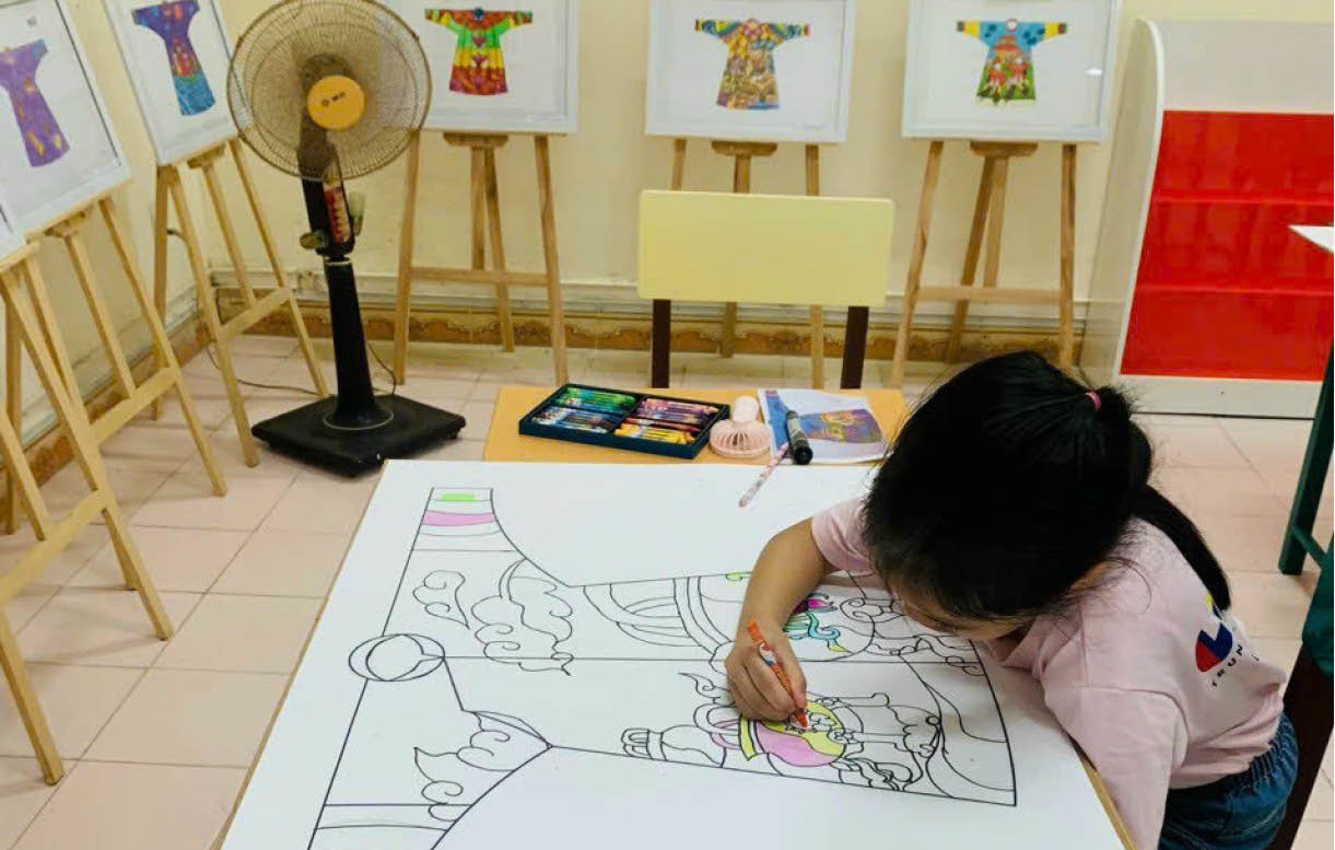 Tà áo bay trên quê hương yêu thương