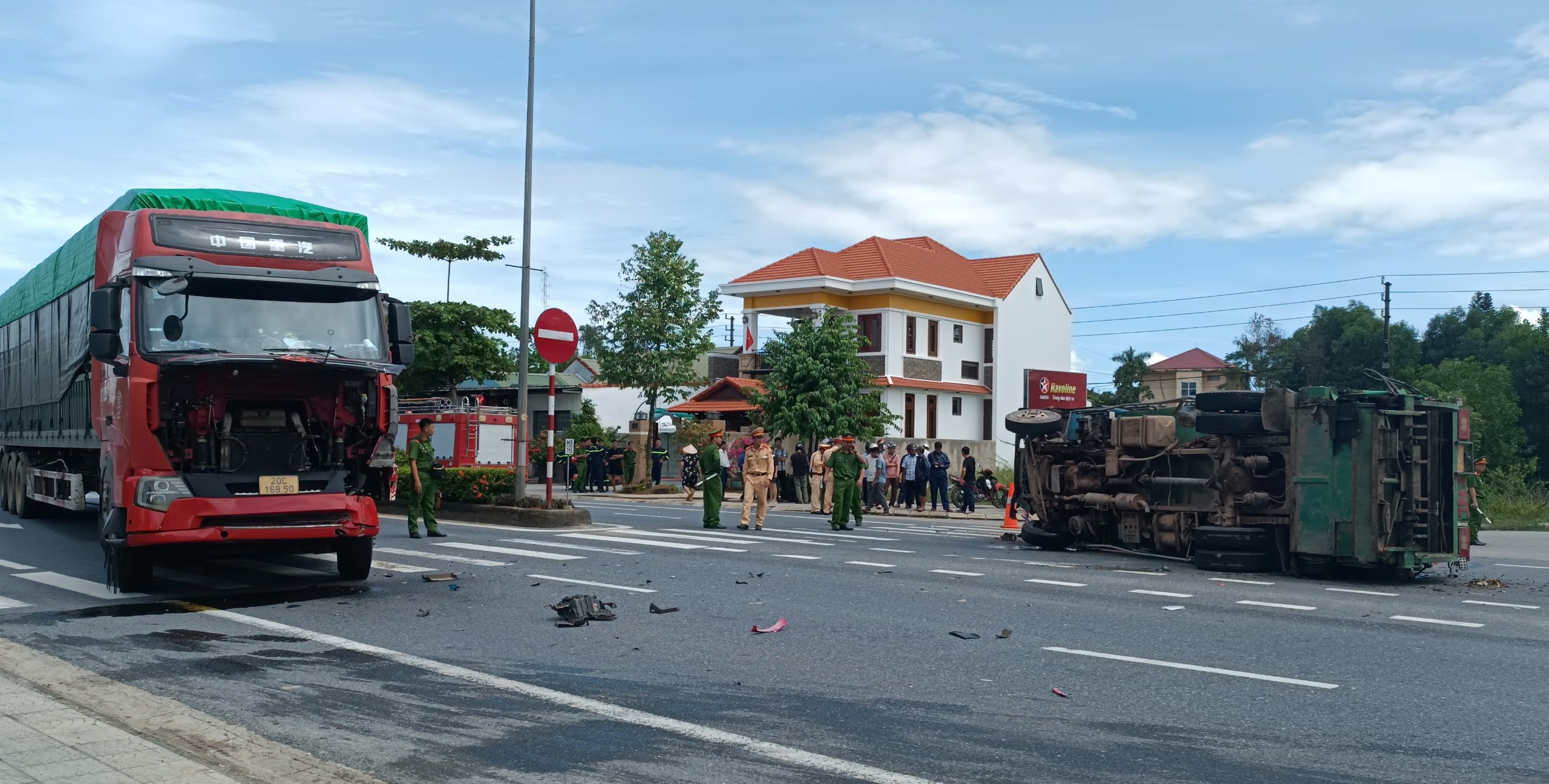 Điều tra nguyên nhân vụ tai nạn nghiêm trọng giữa 3 xe ô tô trên QL 1