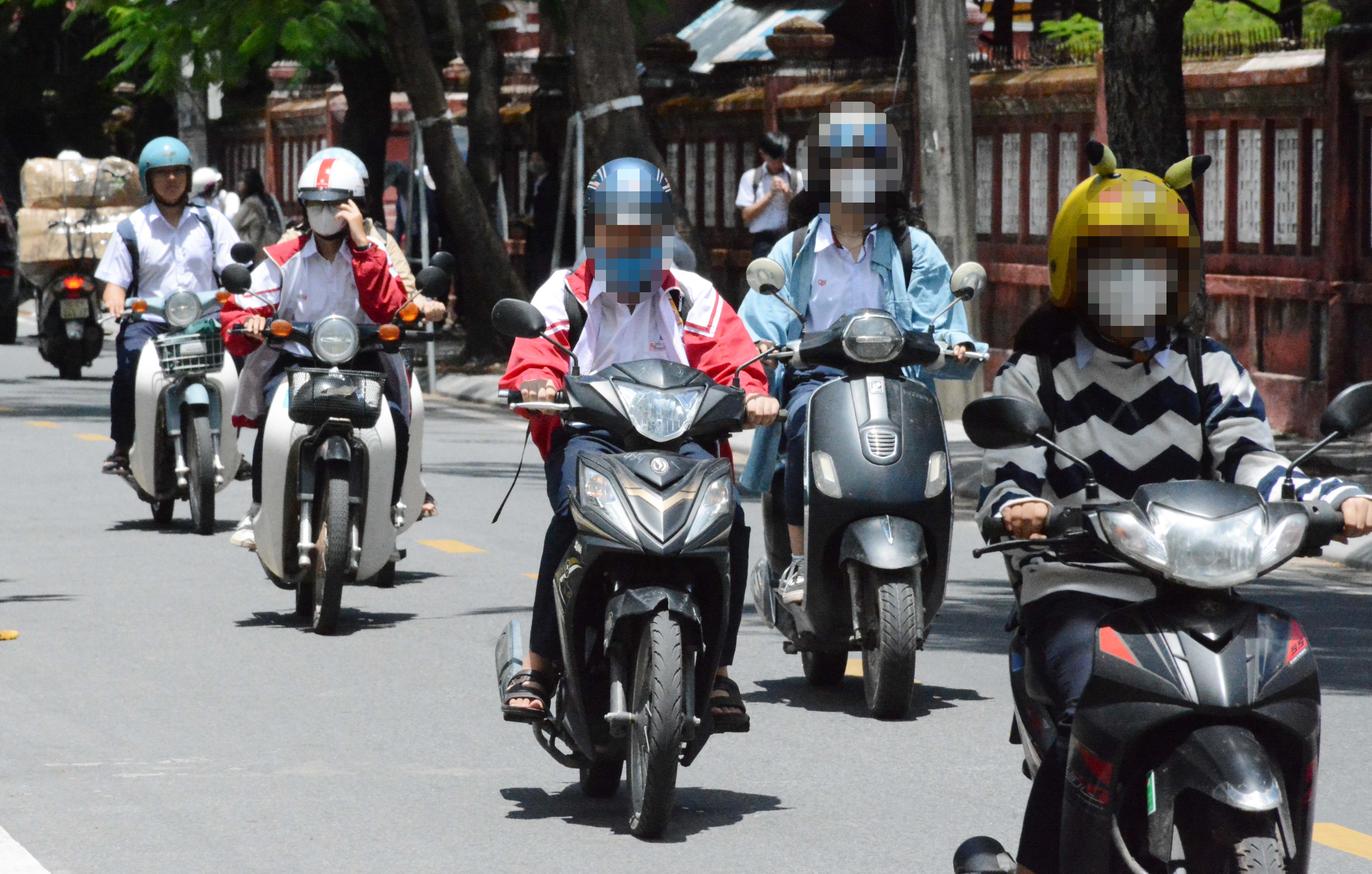 Không chỉ là chuyện chiếc mũ bảo hiểm…