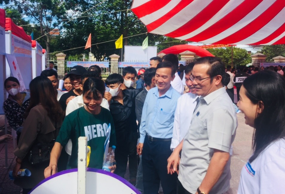 Các công ty, doanh nghiệp tham gia tuyển dụng lao động, tư vấn hướng nghiệp tại A Lưới