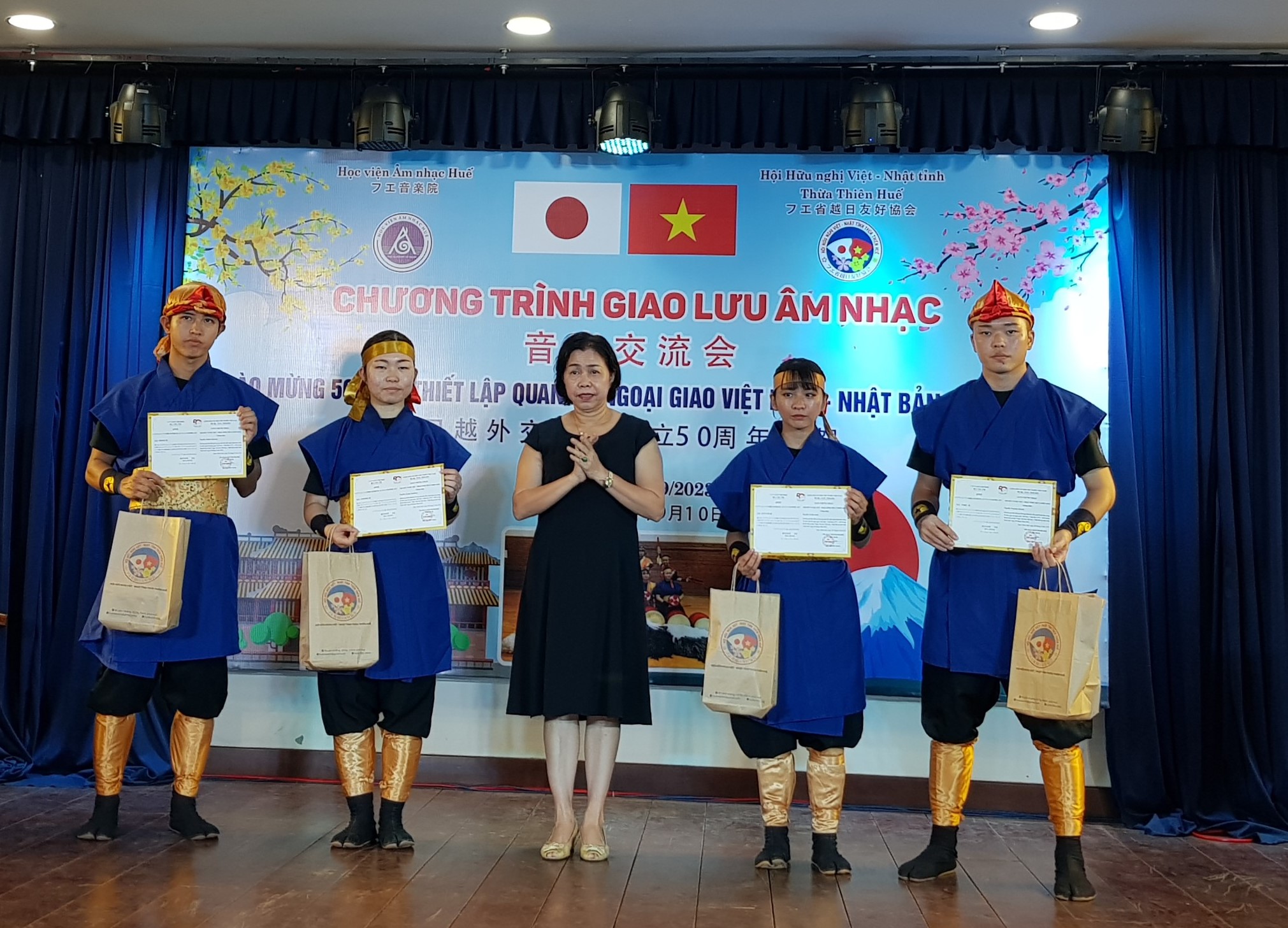 Đoàn nghệ thuật Okinawa giao lưu, biểu diễn tại Học viện Âm nhạc Huế