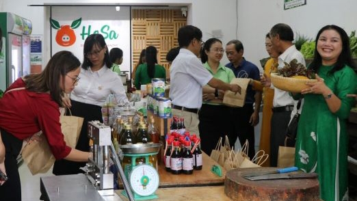 Cửa hàng sinh thái với mô hình trạm tái nạp đầy thu hút khách