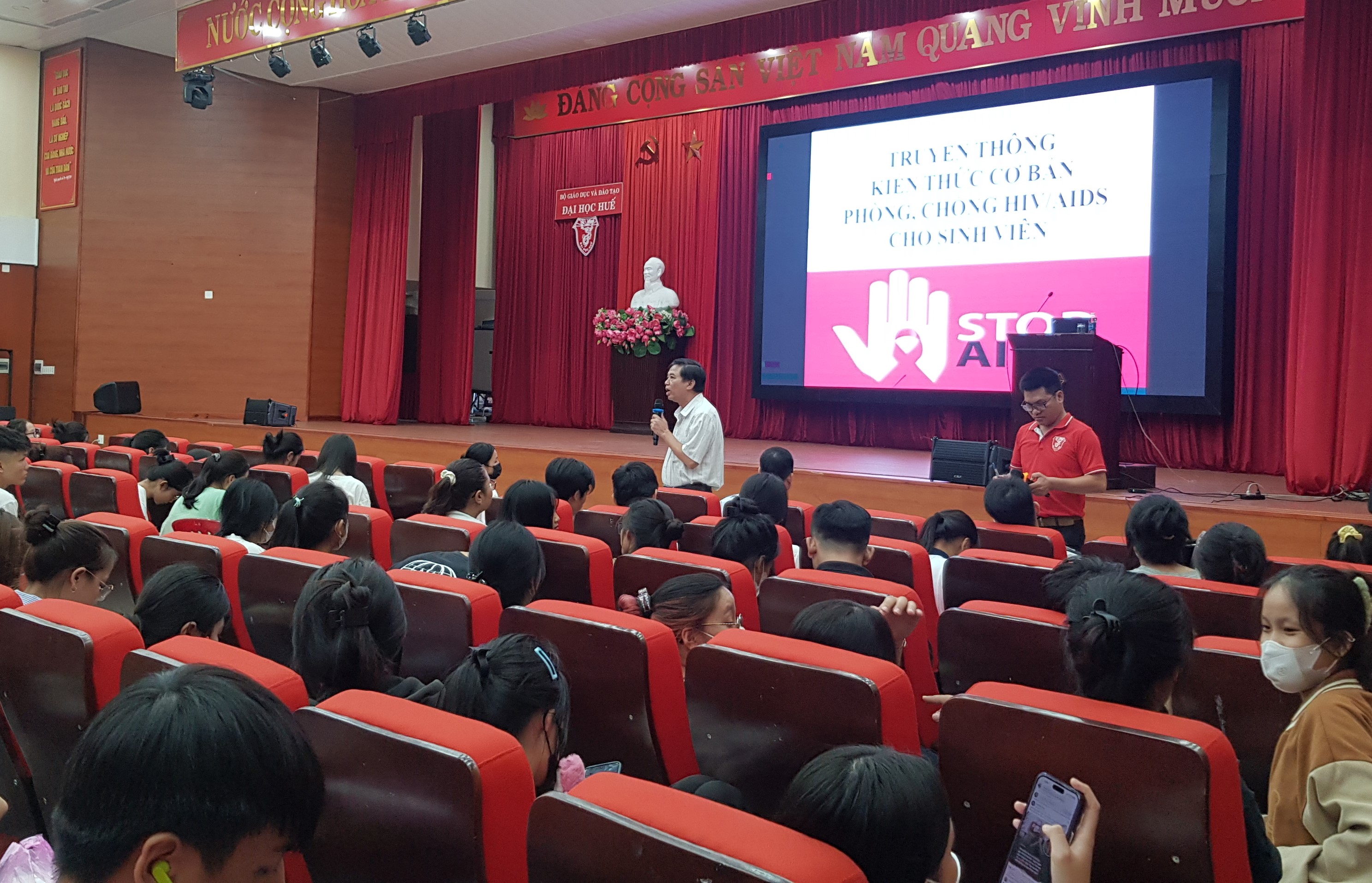 Truyền thông về HIV AIDS cho 600 sinh viên Đại học Huế