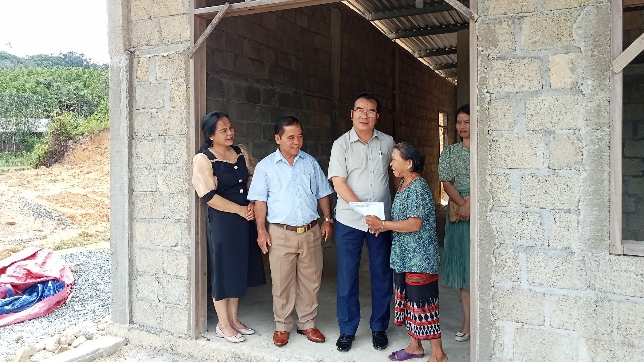 Hỗ trợ kinh phí sửa chữa nhà cho gia đình khó khăn huyện A Lưới