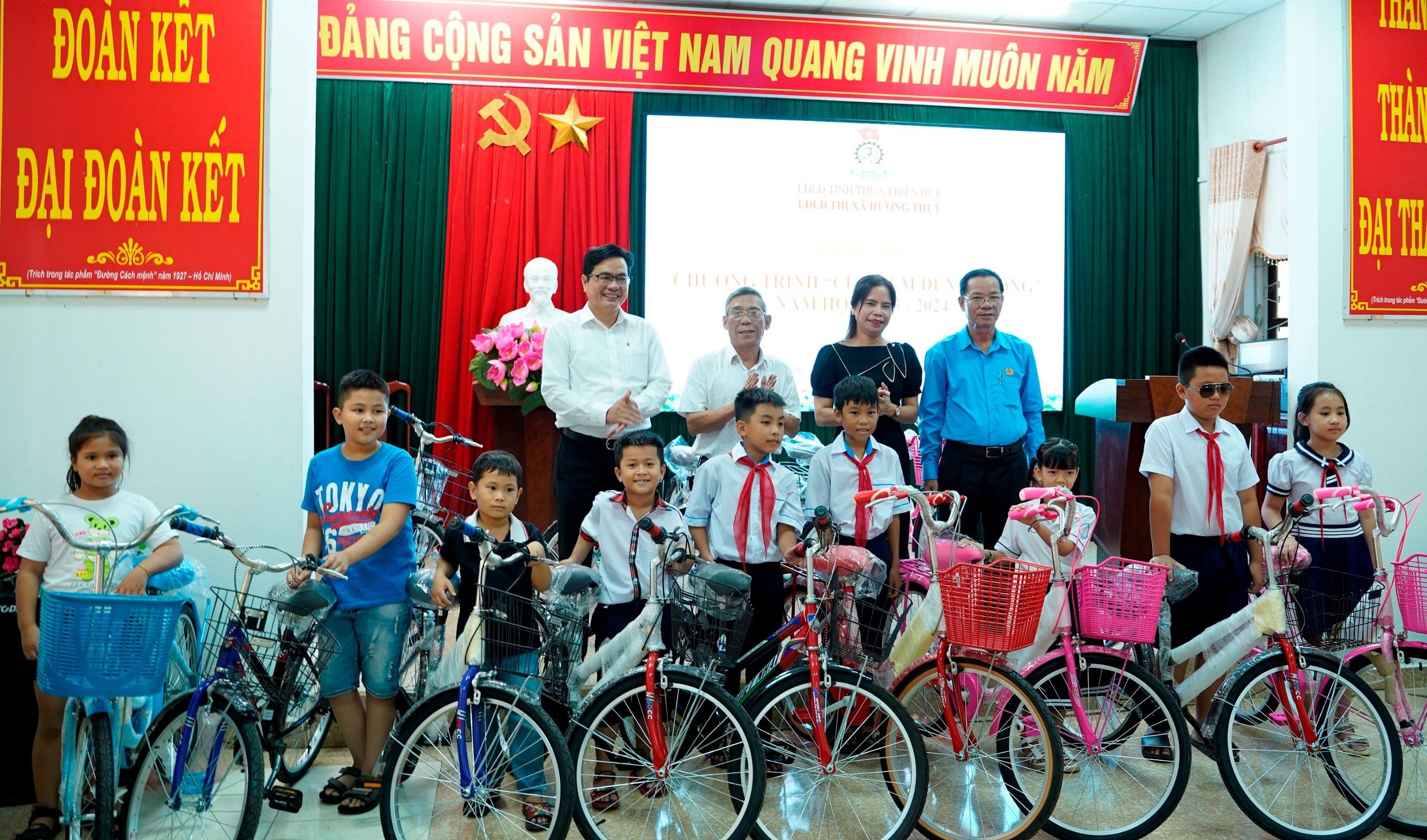 Trao tặng xe đạp cho con đoàn viên có hoàn cảnh khó khăn