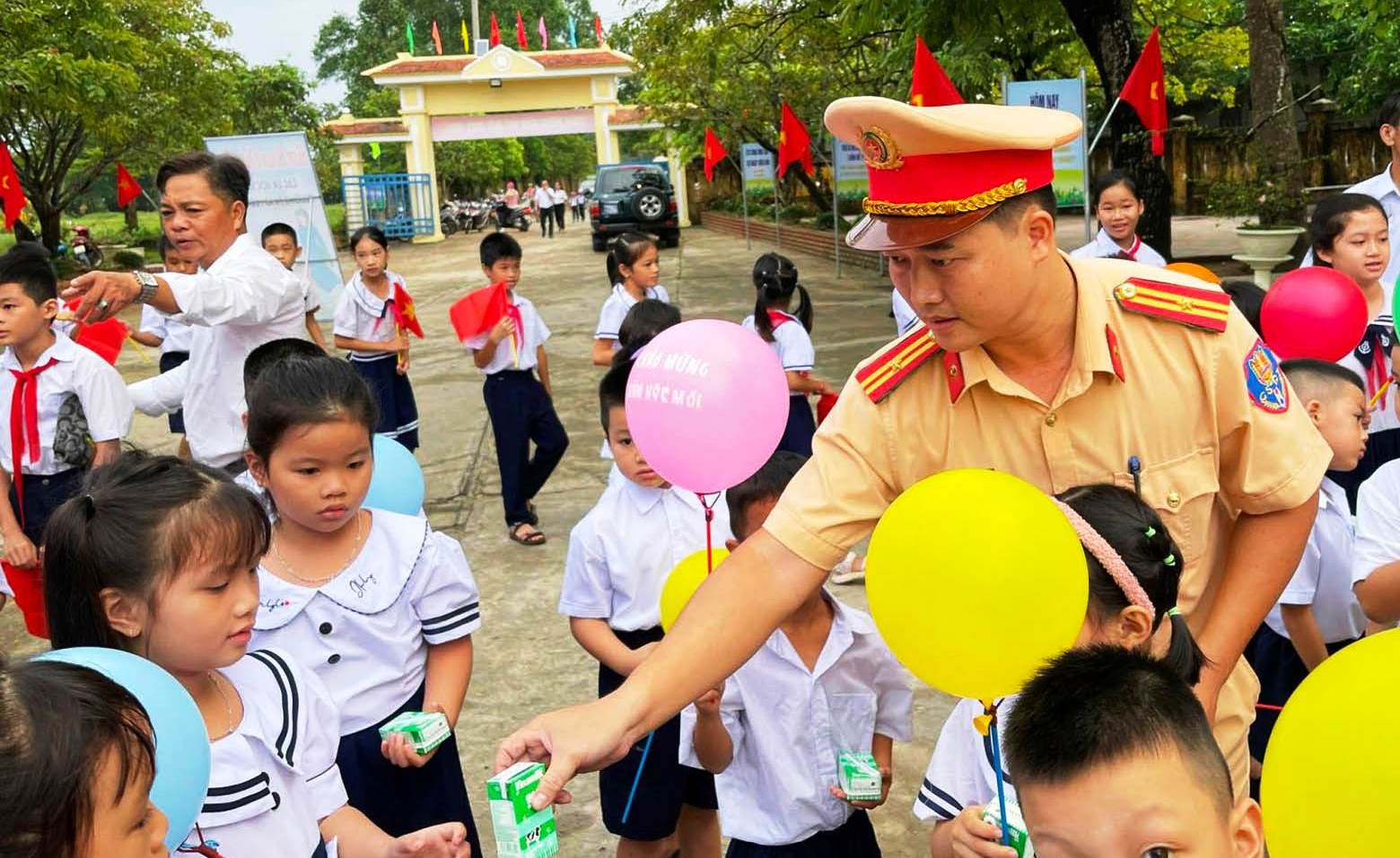 Phục vụ bằng những việc làm cụ thể, thiết thực