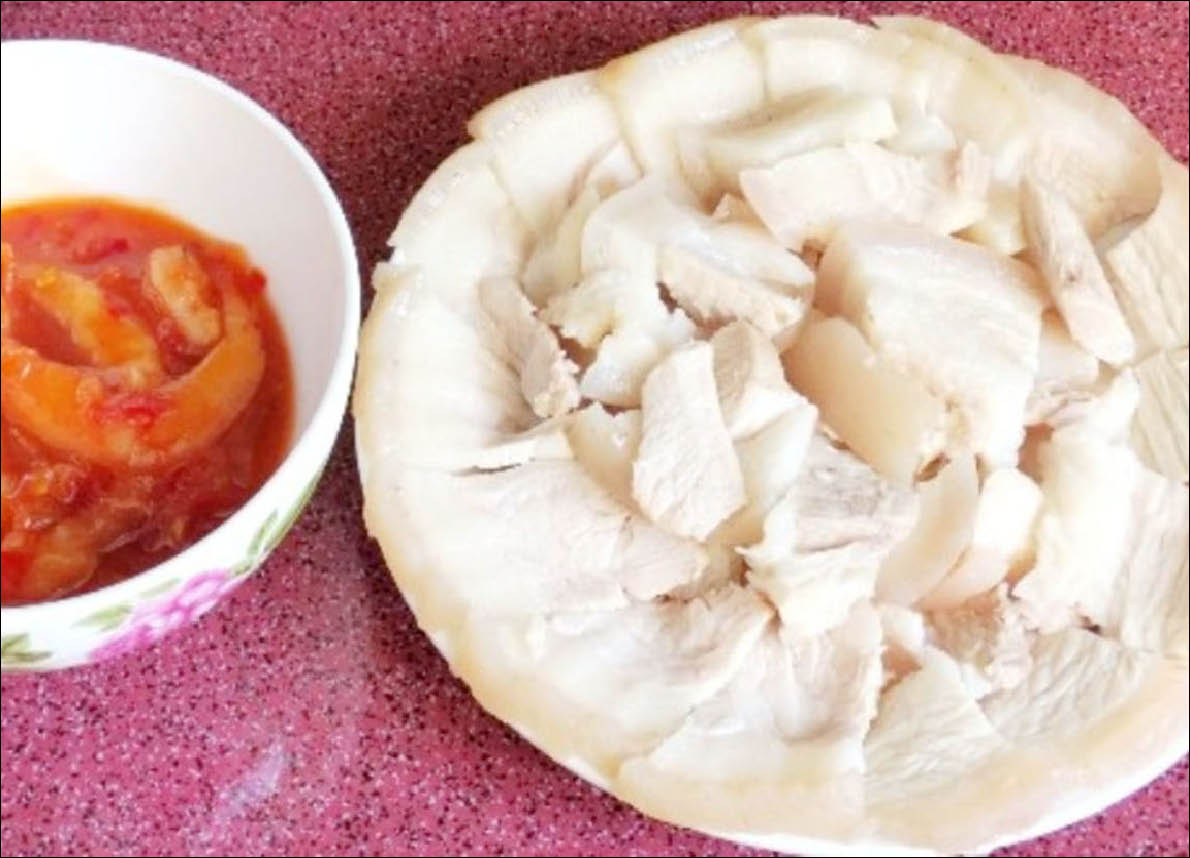 Thịt luộc phải có tôm chua