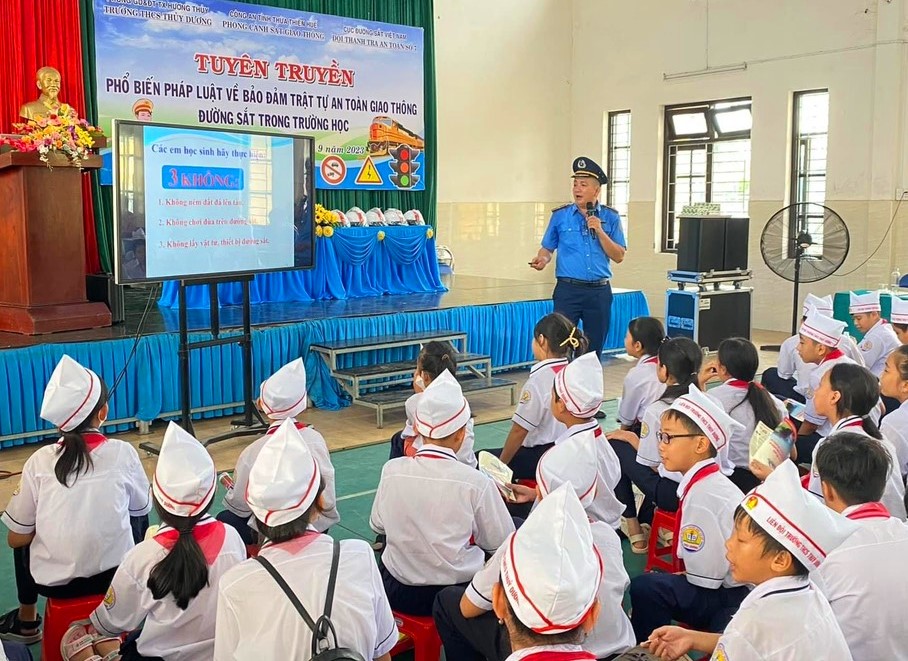 Tuyên truyền về an toàn giao thông đường sắt, tệ nạn xã hội trong học đường