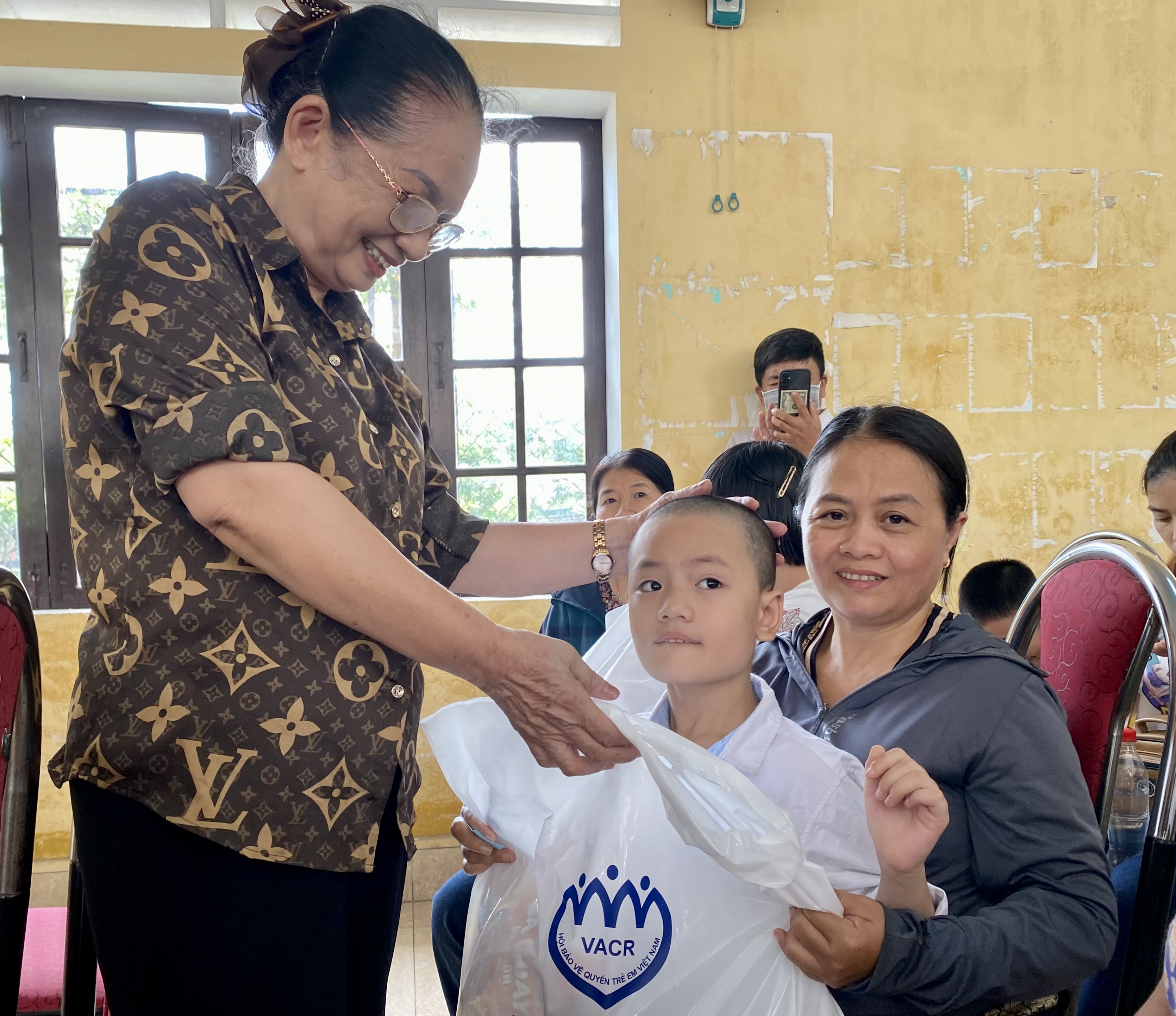 Trao tặng 100 suất học bổng cho trẻ em khuyết tật