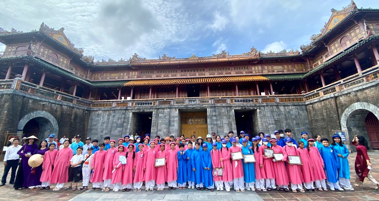 Trên 100 học sinh tham quan trải nghiệm di sản