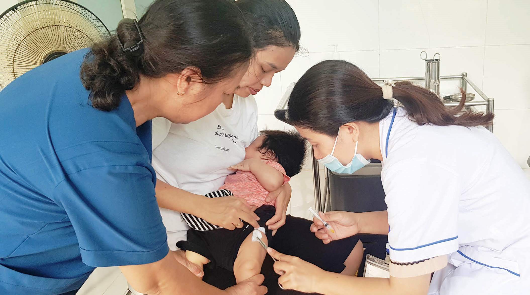 Thiếu vắc-xin 5 trong 1 Người tiêm dịch vụ, kẻ lo lắng