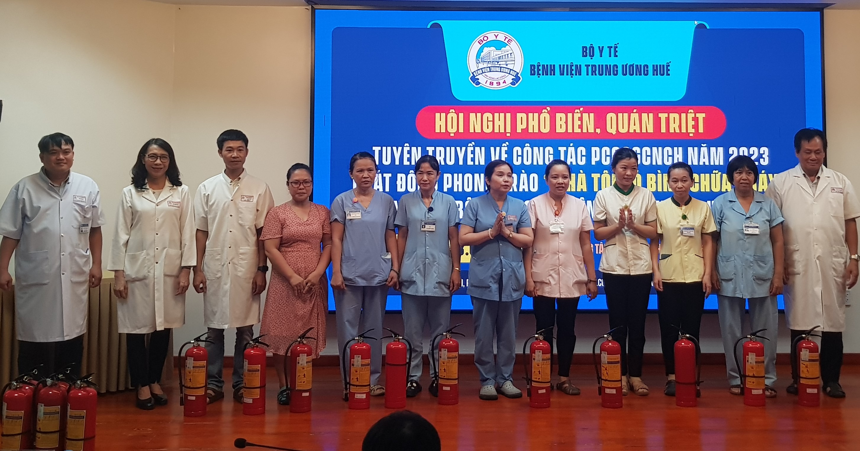 Trao 100 bình chữa cháy cho cho cán bộ, nhân viên của Bệnh viện Trung ương Huế