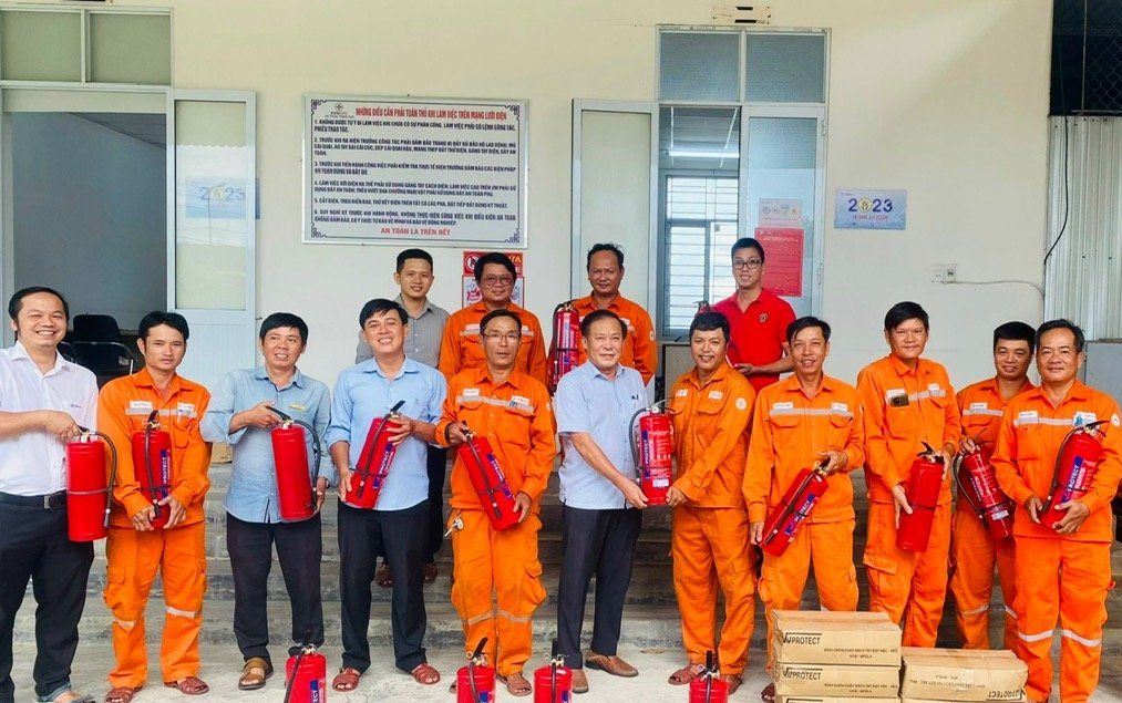 Đến cuối tháng 9, toàn thể cán bộ, công nhân viên Điện lực tỉnh trang bị bình chữa cháy tại nhà