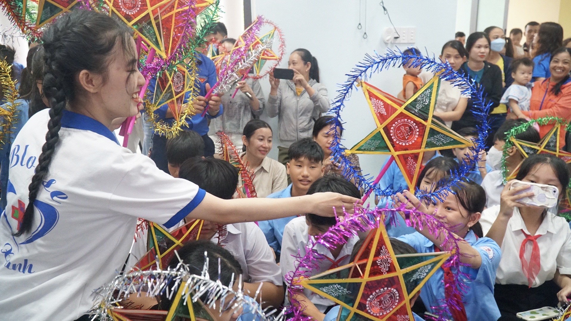 Mang Trung thu đến với các em nhỏ khó khăn