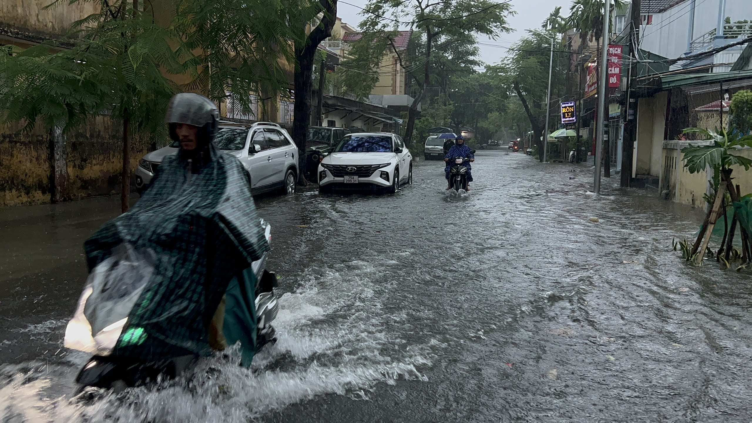 Mưa lớn, nhiều tuyến đường ngập cục bộ
