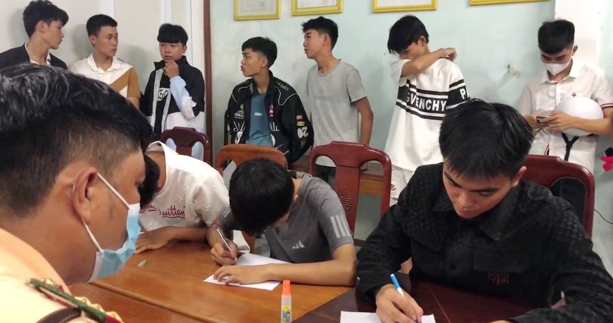 Bắt giữ hàng chục thanh niên tụ tập lạng lách, đánh võng