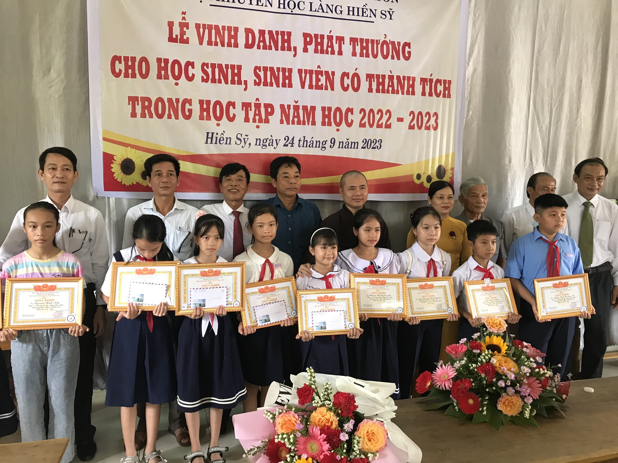 Làng Hiền Sĩ tuyên dương học sinh đạt thành tích cao trong học tập