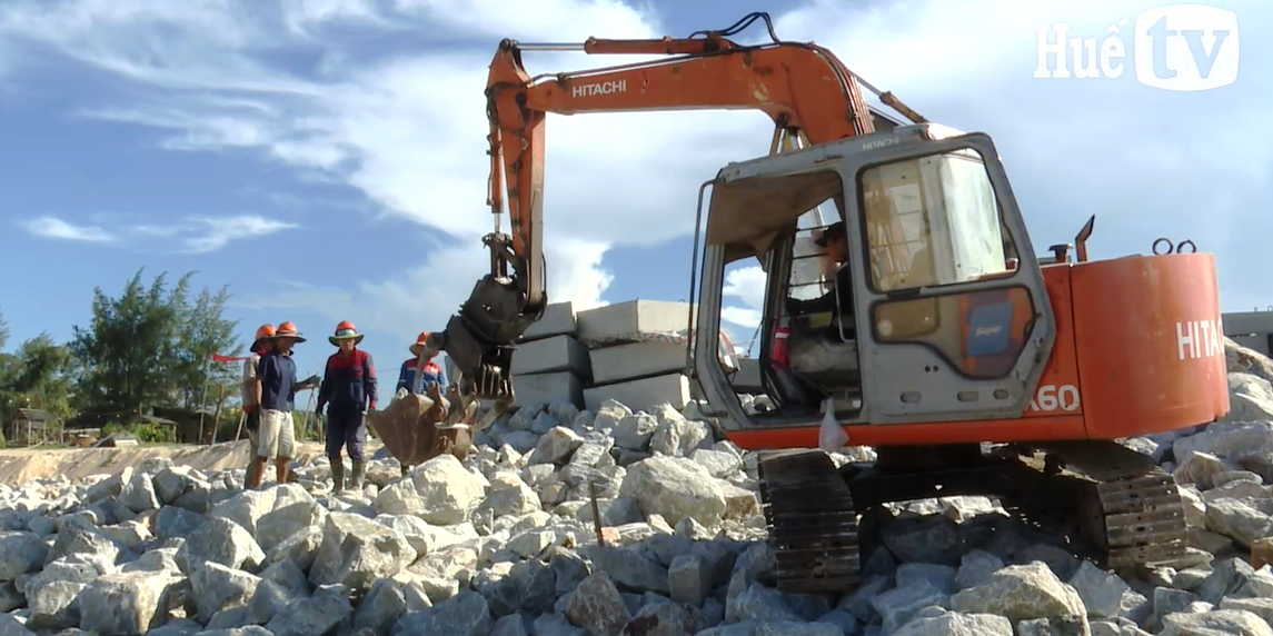 Đẩy nhanh tiến độ kè biển trước mùa mưa bão