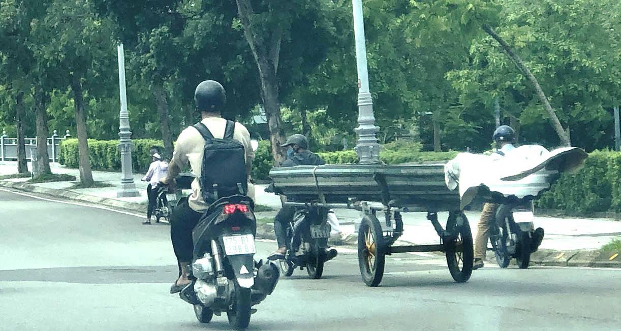 Tái diễn tình trạng chở hàng cồng kềnh bằng xe máy