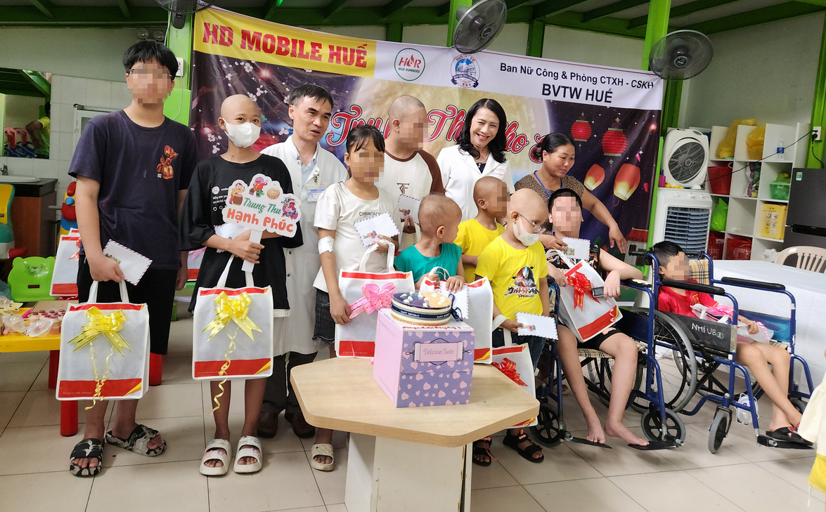 Trung thu cho em và sinh nhật hồng cho bệnh nhi ung thư