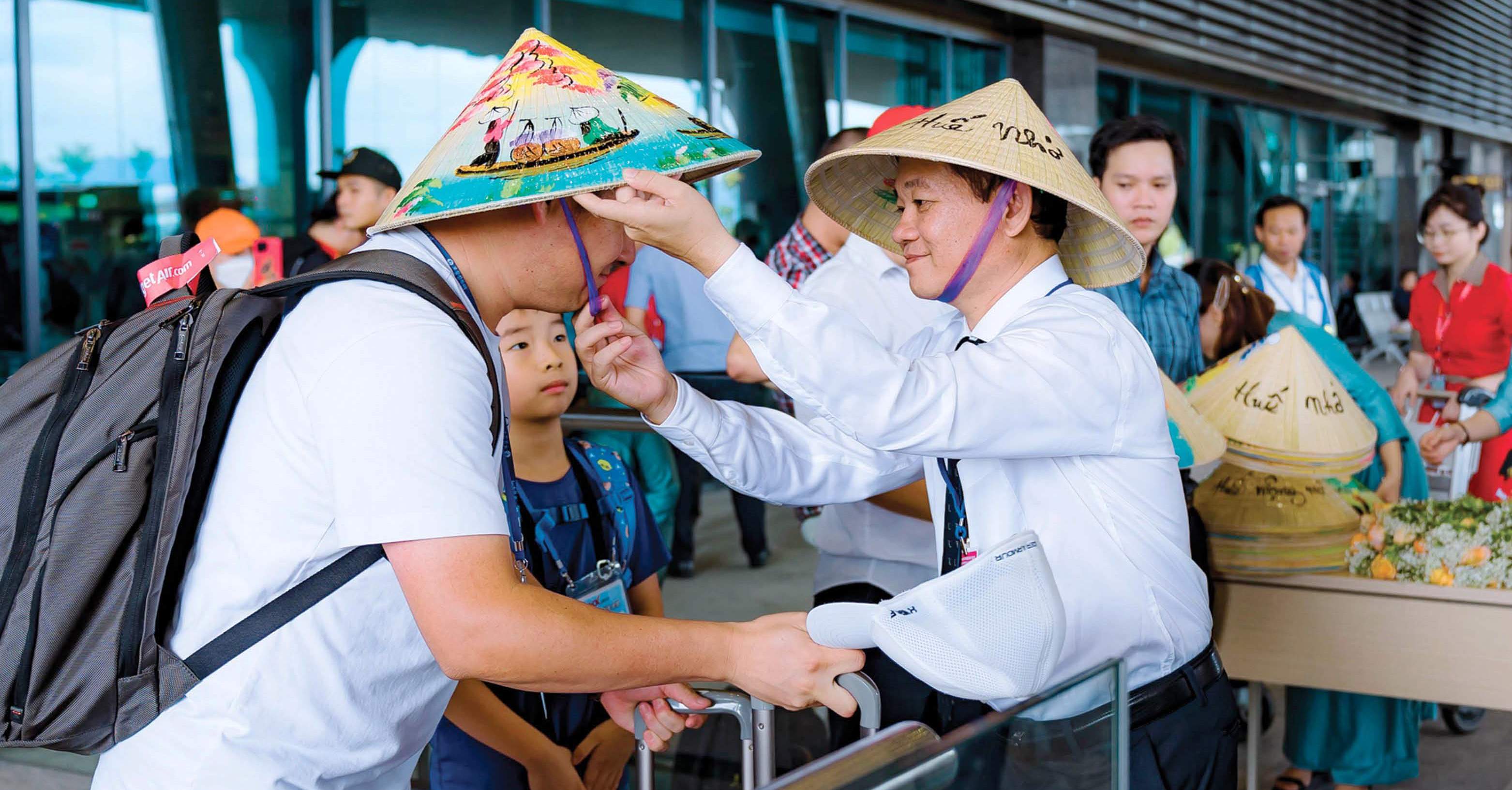 “Kéo” các chuyến bay thương mại đến Huế