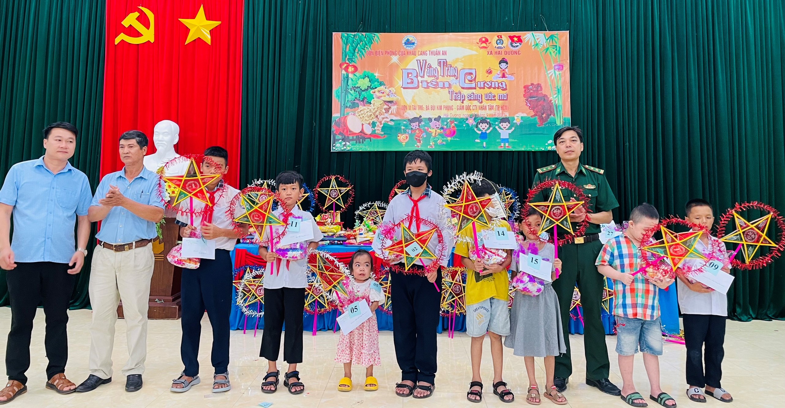 Tặng 50 suất quà tại chương trình “Vầng trăng Biên cương - Thắp sắng ước mơ”