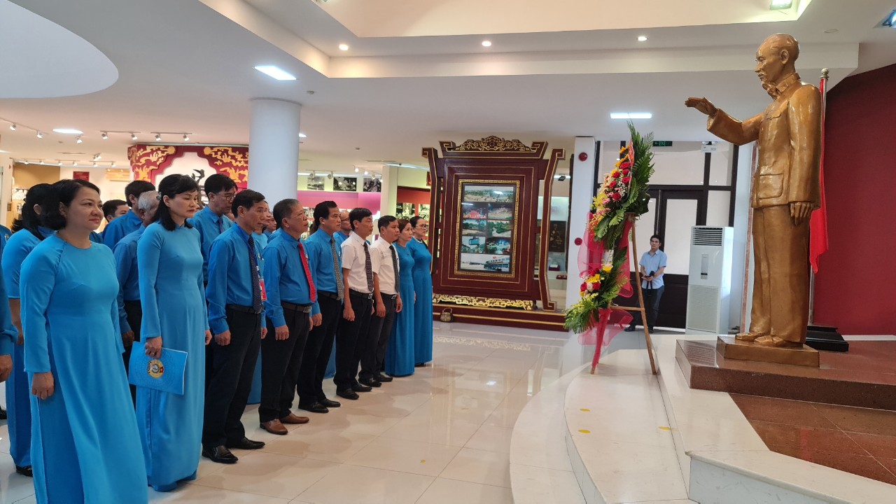 Báo công dâng Bác trước thềm Đại hội Công đoàn tỉnh