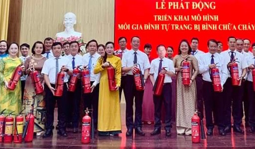 Phát động mô hình “Mỗi gia đình trang bị một bình chữa cháy”