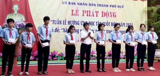 Trao 25 suất học bổng tại “Tuần lễ hưởng ứng học tập suốt đời”