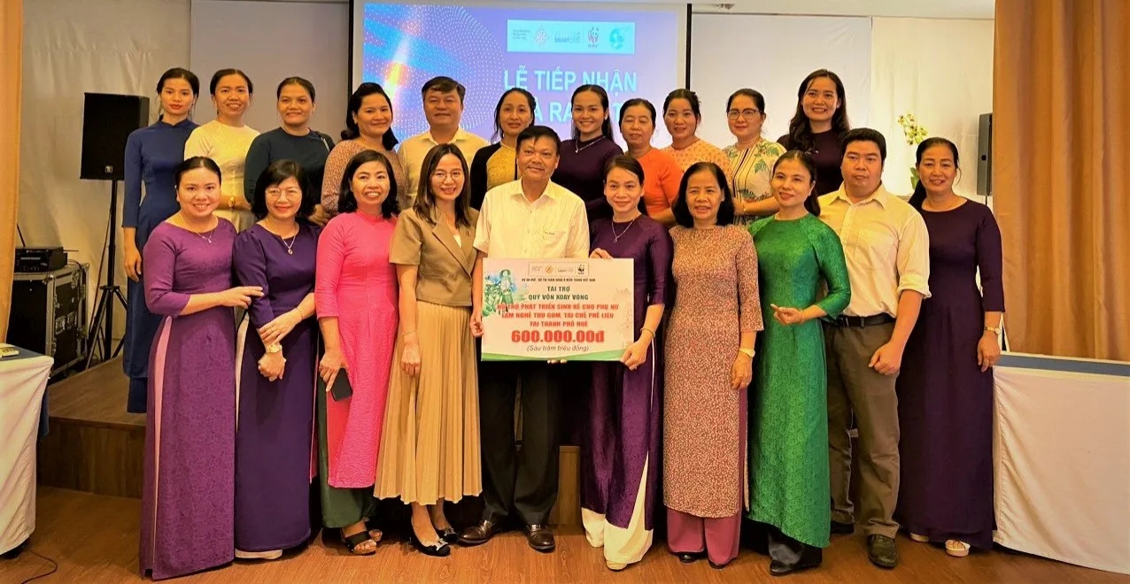 Tiếp nhận 600 triệu đồng hỗ trợ sinh kế cho phụ nữ làm nghề thu gom, tái chế phế liệu