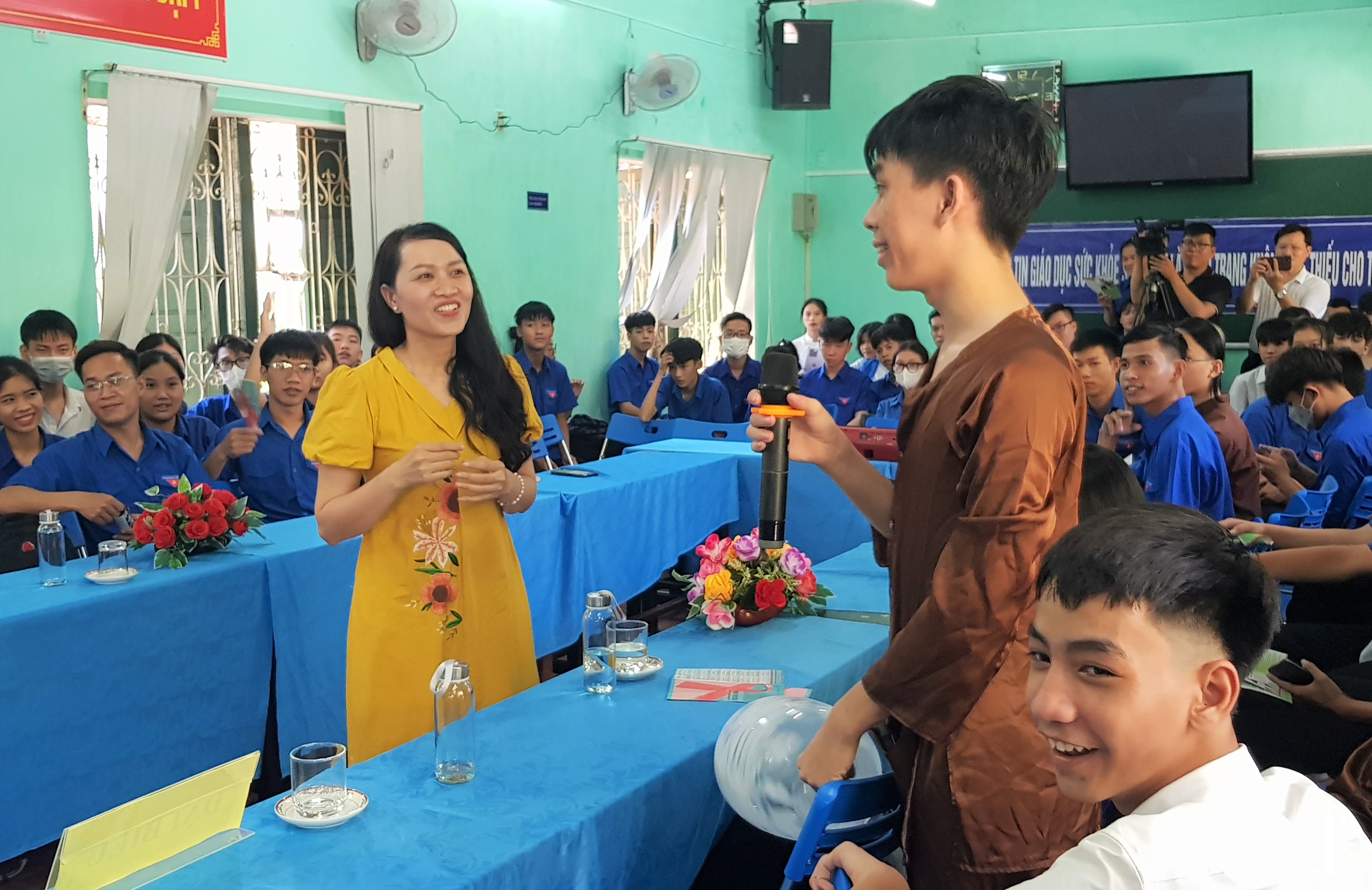 Hơn 100 học sinh tham gia diễn đàn về sức khỏe sinh sản và bình đẳng giới