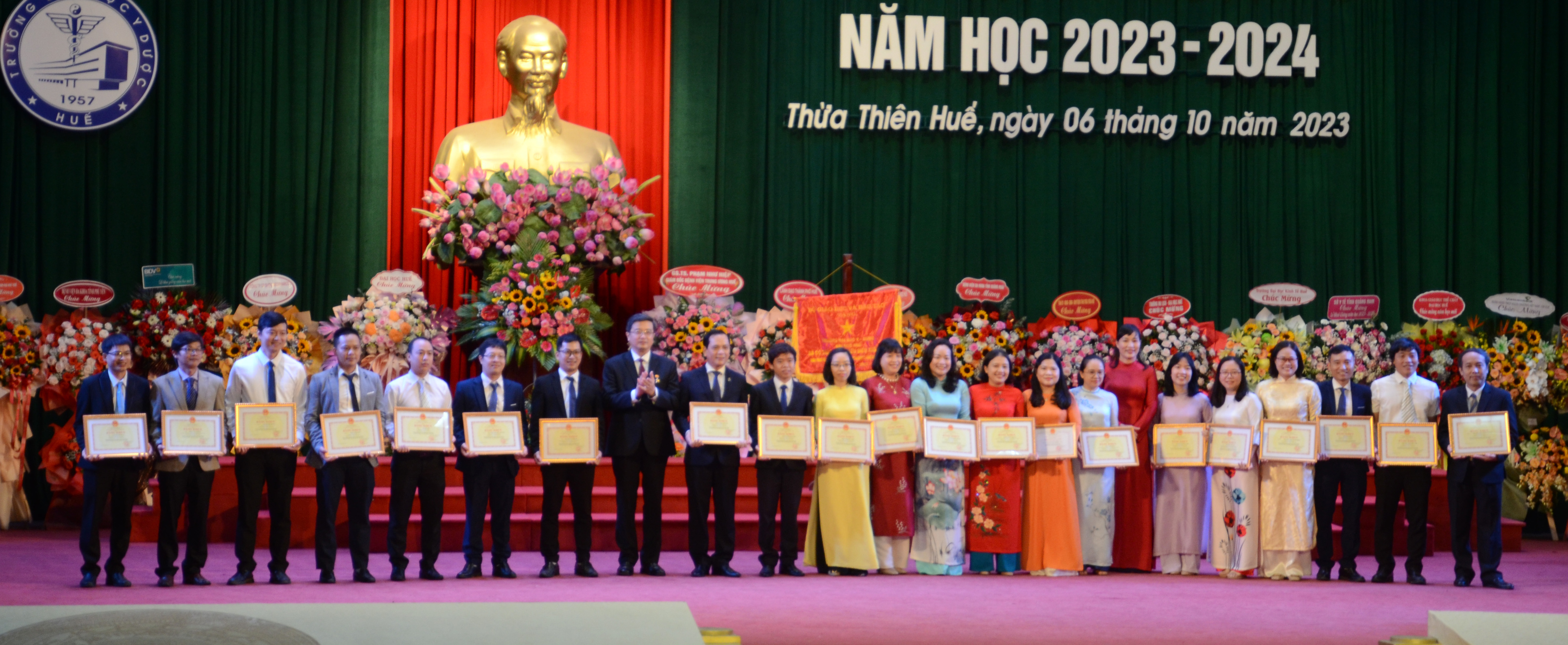 Trường đại học Y - Dược khai giảng năm học mới