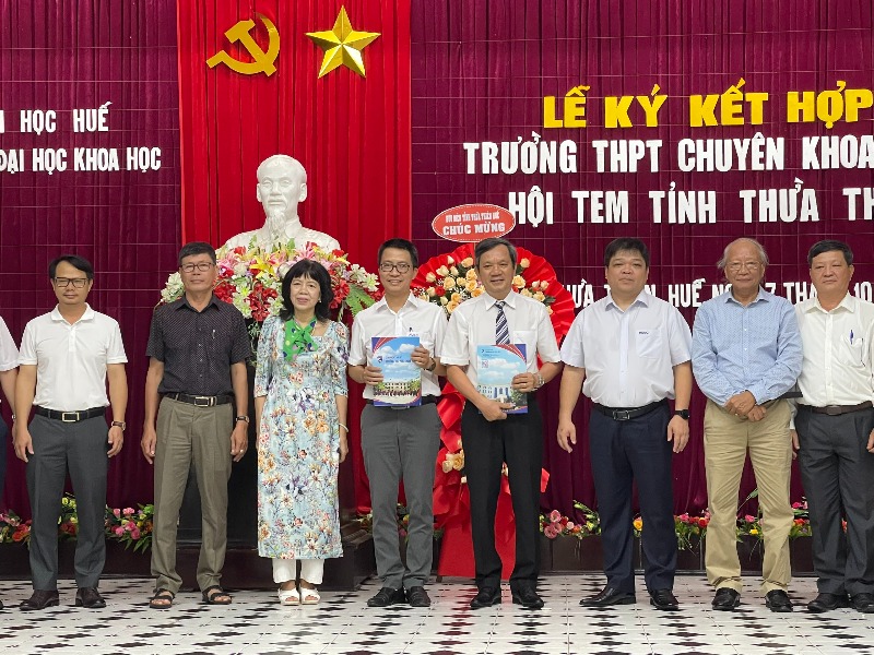 Phát triển câu lạc bộ tem trong trường học