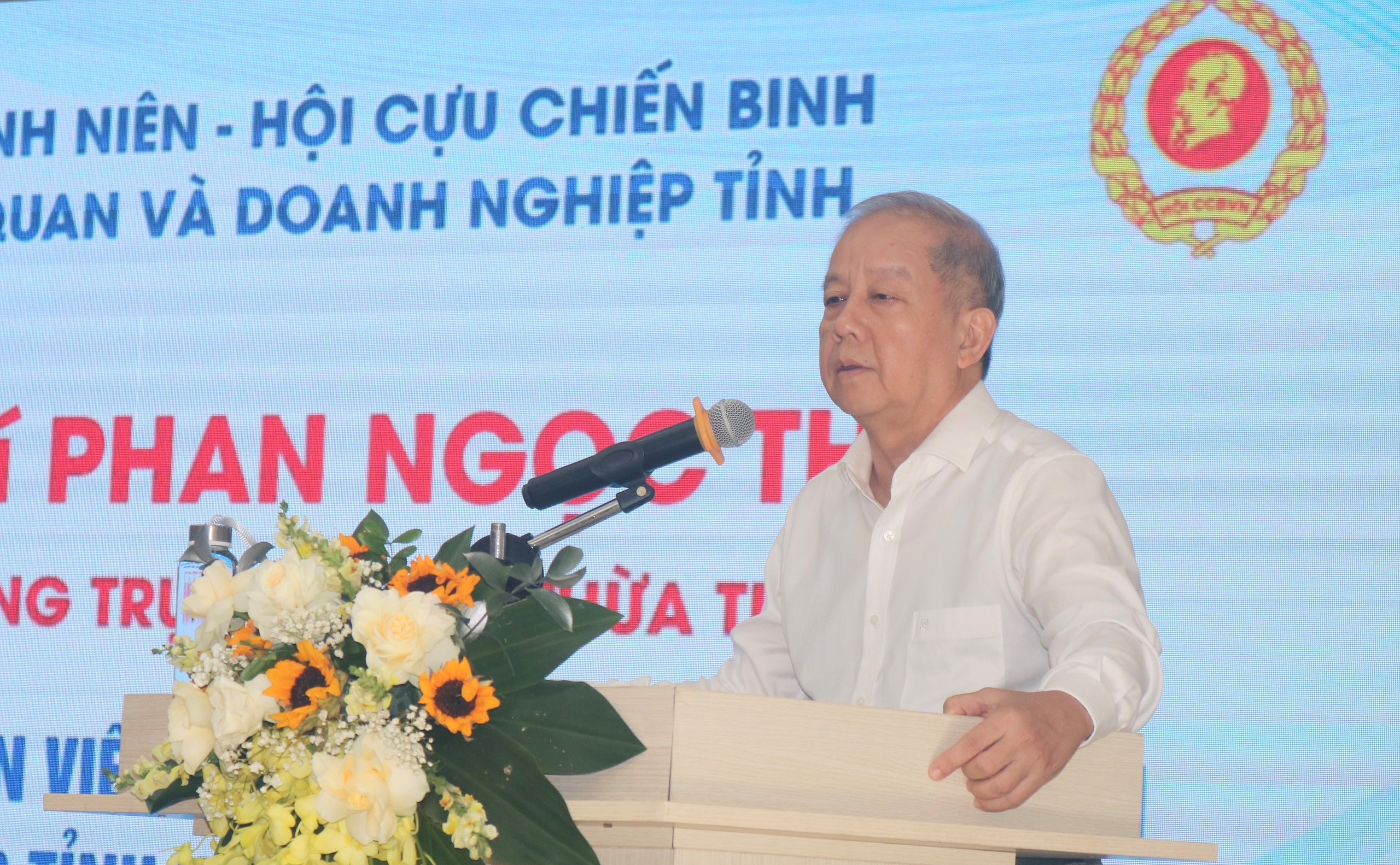 Phó Bí thư Thường trực Tỉnh ủy Phan Ngọc Thọ đối thoại với đoàn viên, thanh niên
