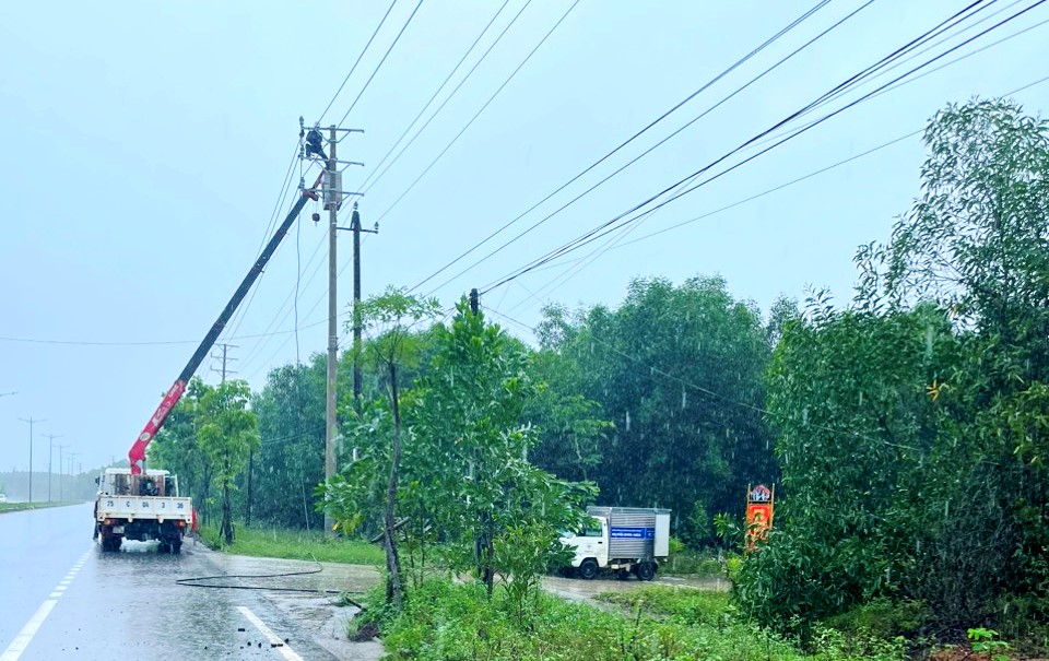 Nỗ lực khôi phục cấp điện trở lại cho hơn 20 ngàn khách hàng