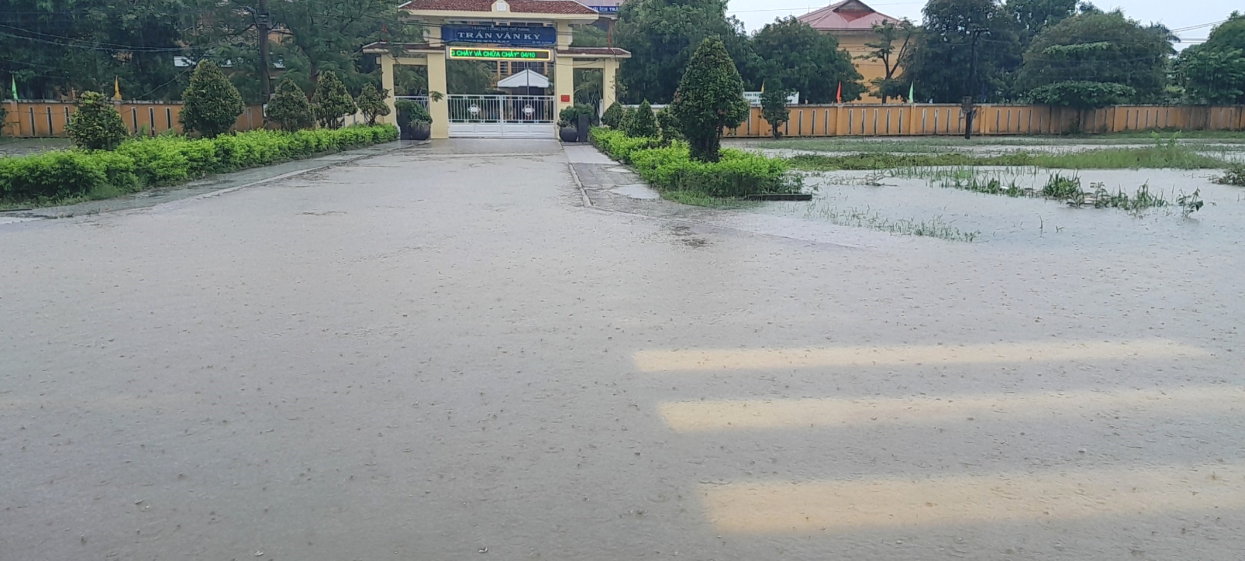 Mưa lũ diễn biến phức tạp, học sinh toàn tỉnh nghỉ học