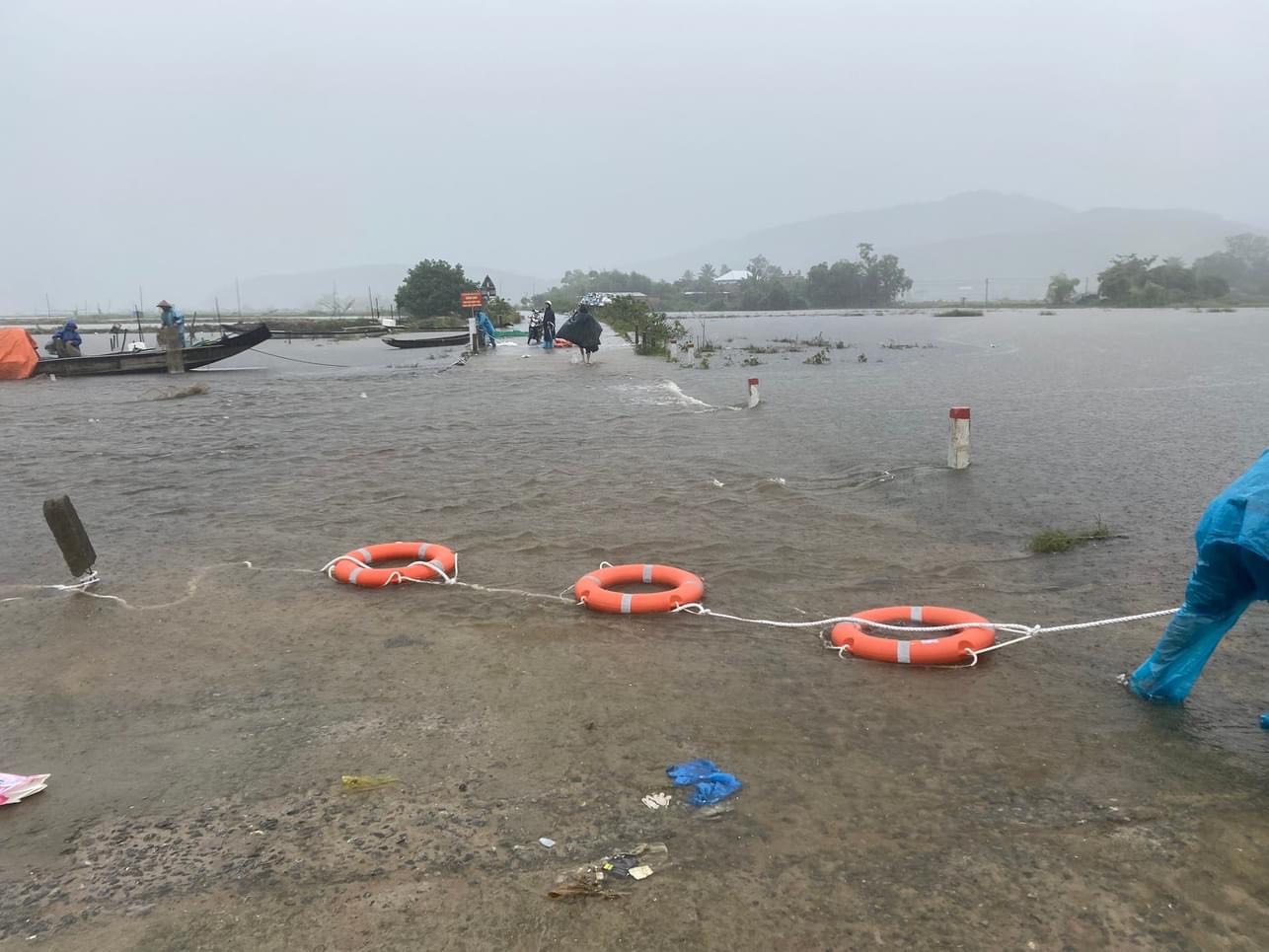 Ngập lụt, sạt trượt một số tuyến giao thông