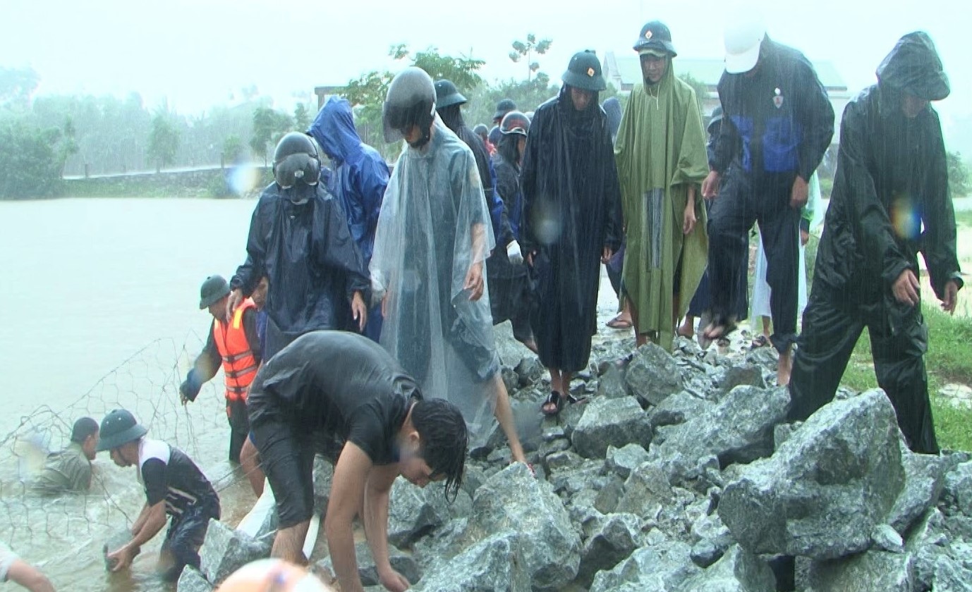 Huy động bộ đội dân quân đắp đê chống sạt lở tại huyện Quảng Điền