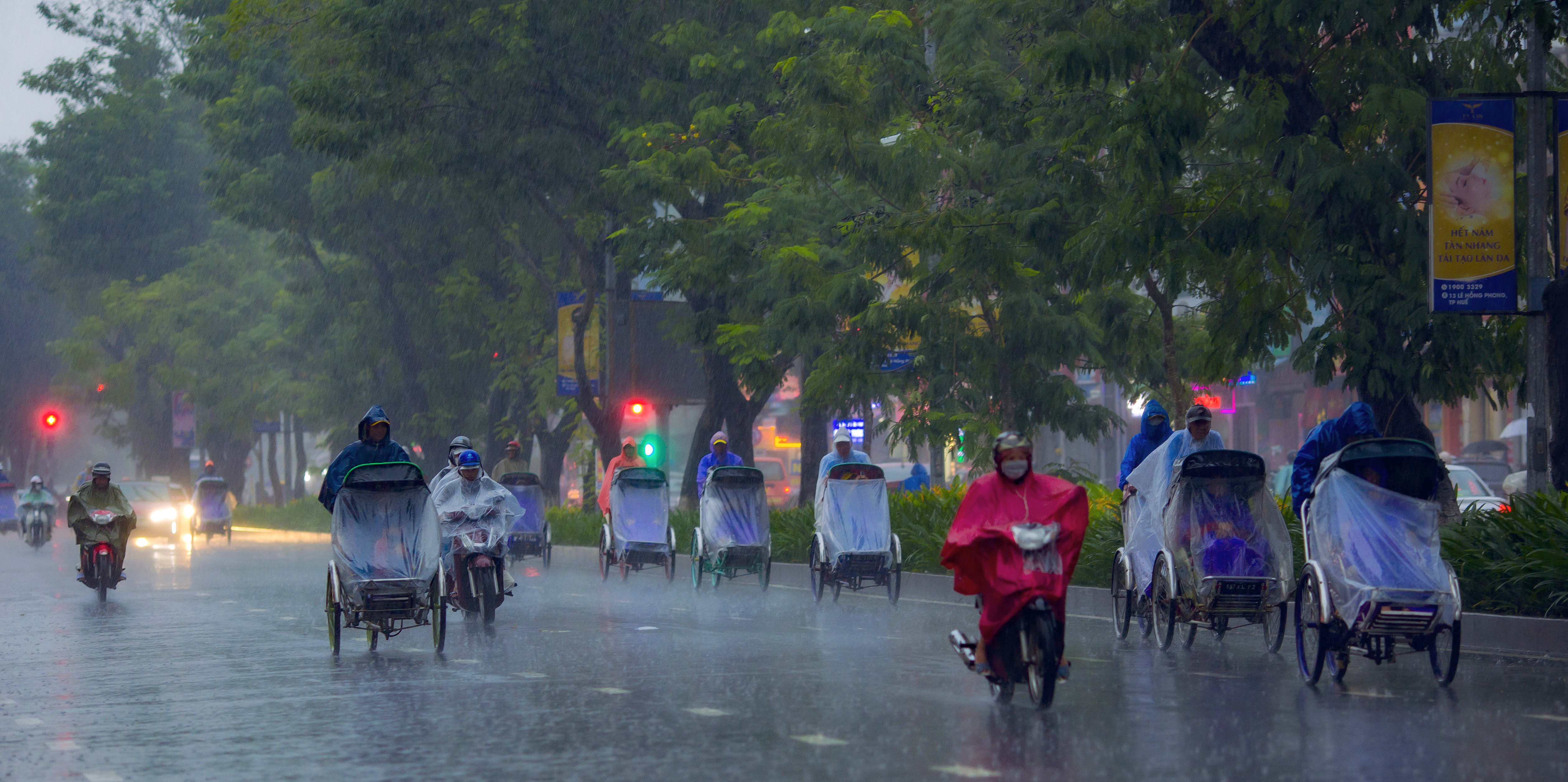 Mưa lớn, nhiều tour du lịch phải thay đổi chương trình