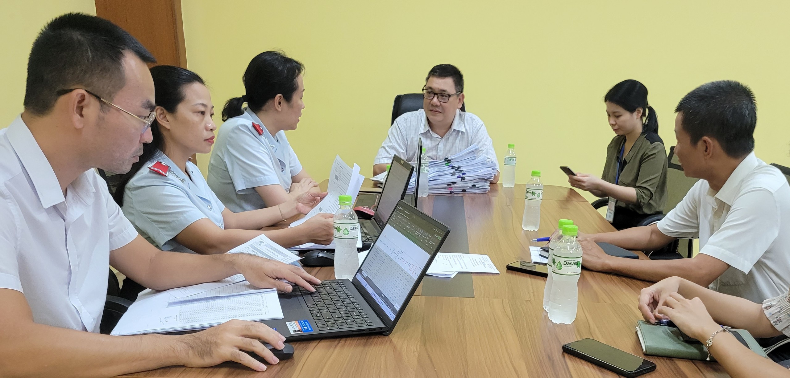 Tự nhận là cán bộ Bảo hiểm xã hội để liên hệ làm việc với doanh nghiệp