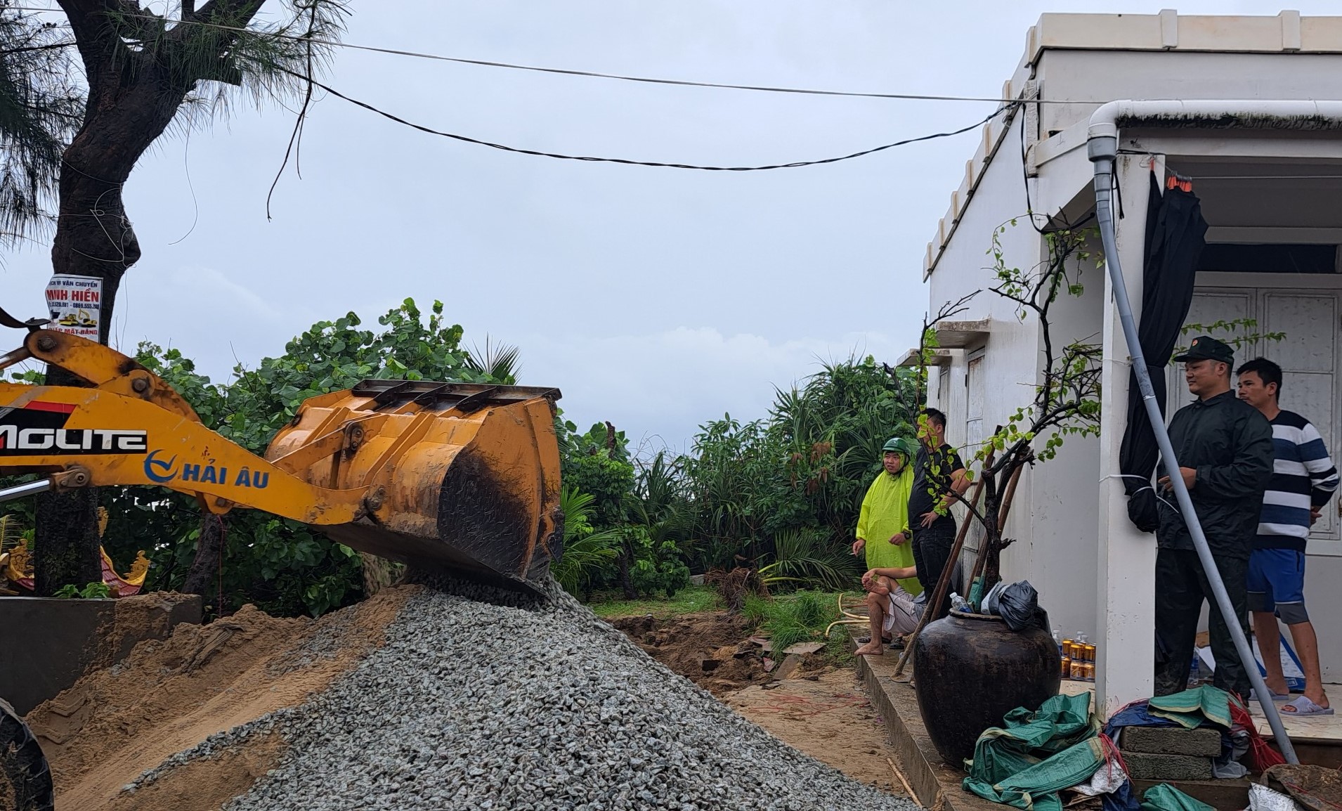 Khắc phục khẩn cấp sạt lở ven biển Phú Diên