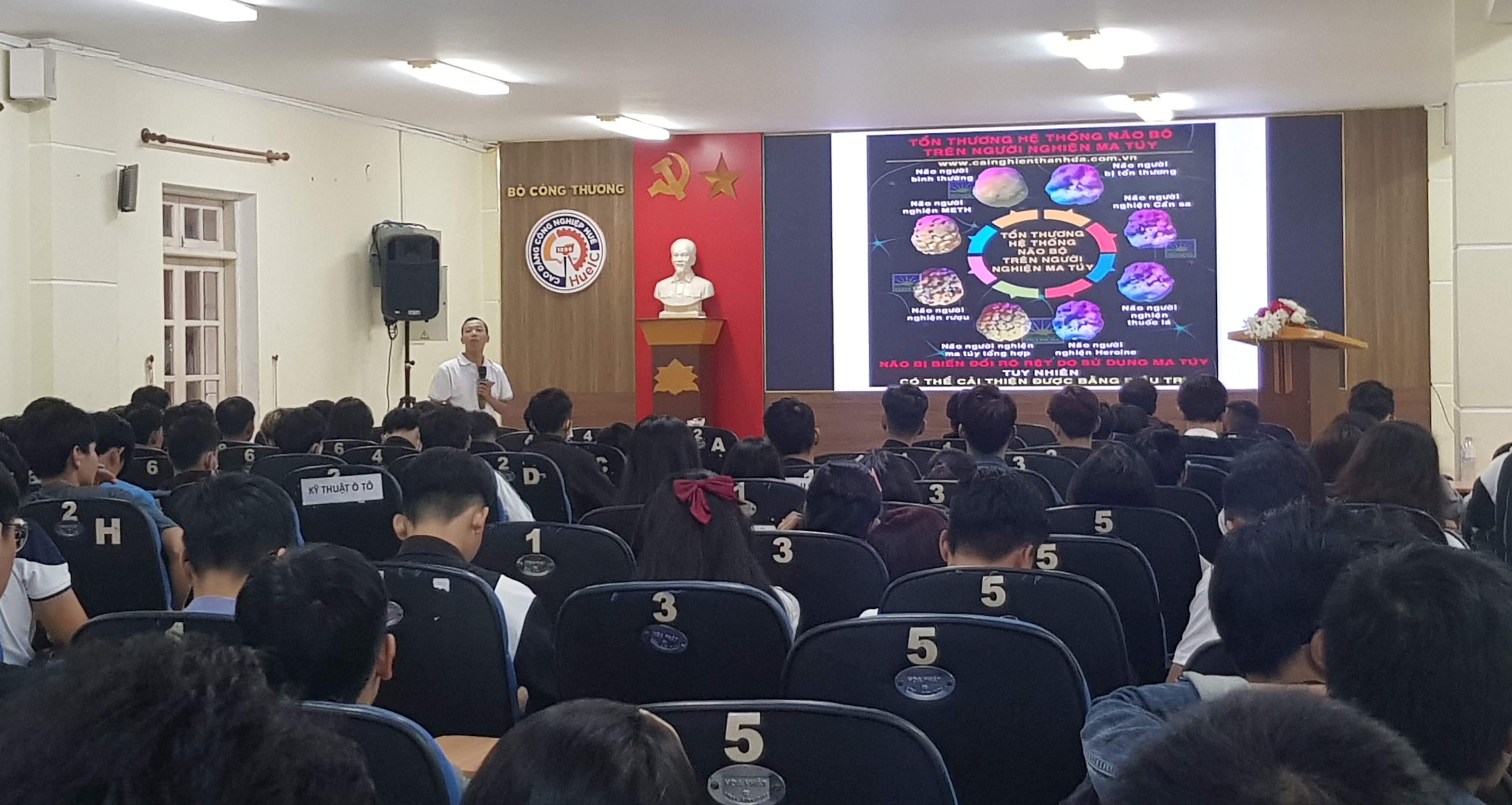 Truyền thông phòng, chống HIV cho 200 sinh viên Trường cao đẳng Công nghiệp