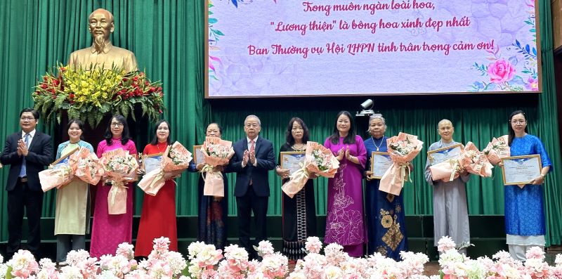 Tuyên dương 10 phụ nữ tiêu biểu vì cộng đồng