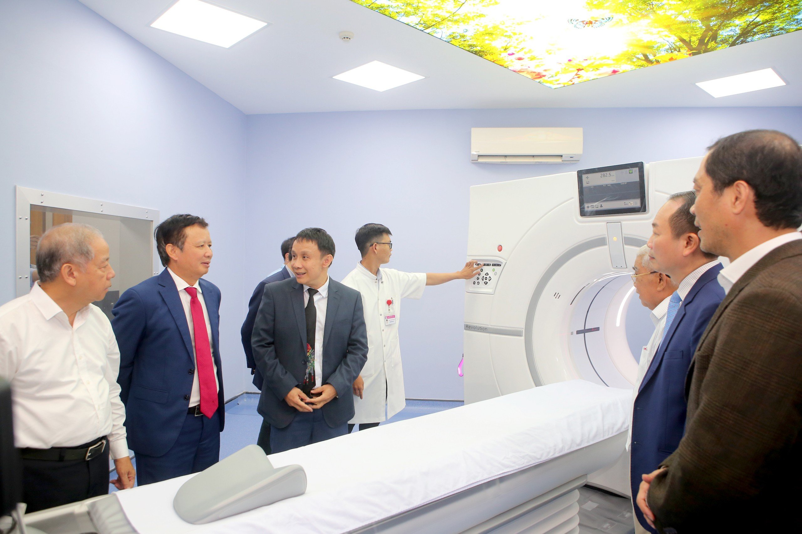 Đưa vào hoạt động máy chụp cắt lớp vi tính phổ 512 lát cắt