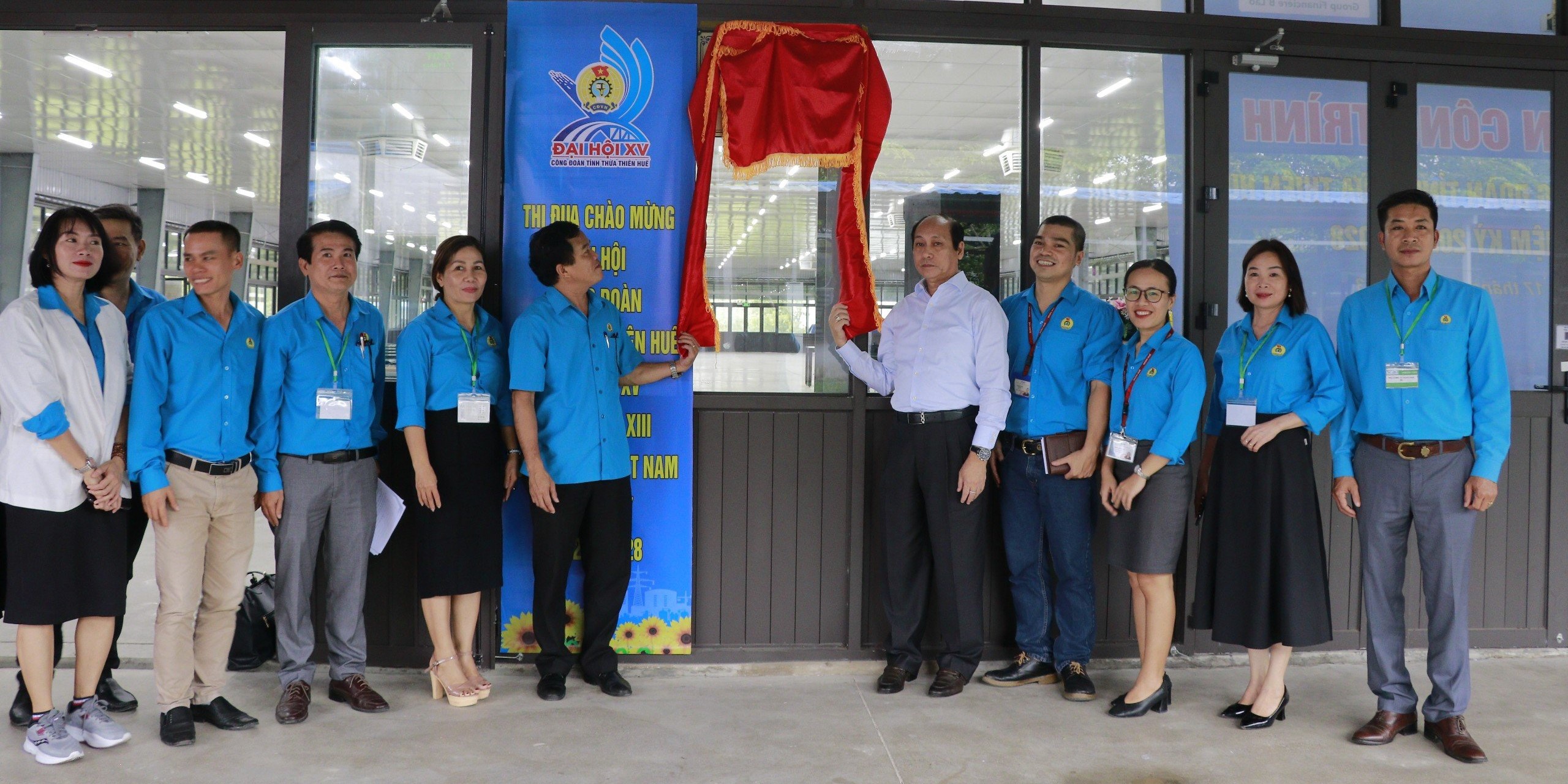 Gắn biển khánh thành công trình “Nhà ăn cho nhân viên”