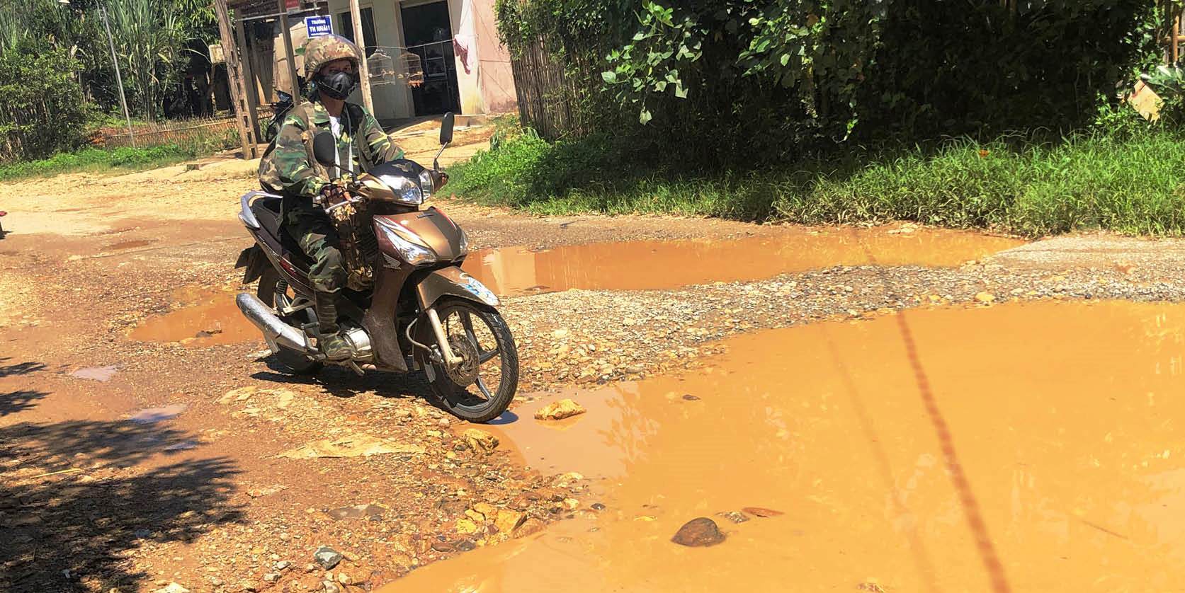 “Huyết mạch” vào xã Quảng Nhâm hư hỏng nặng