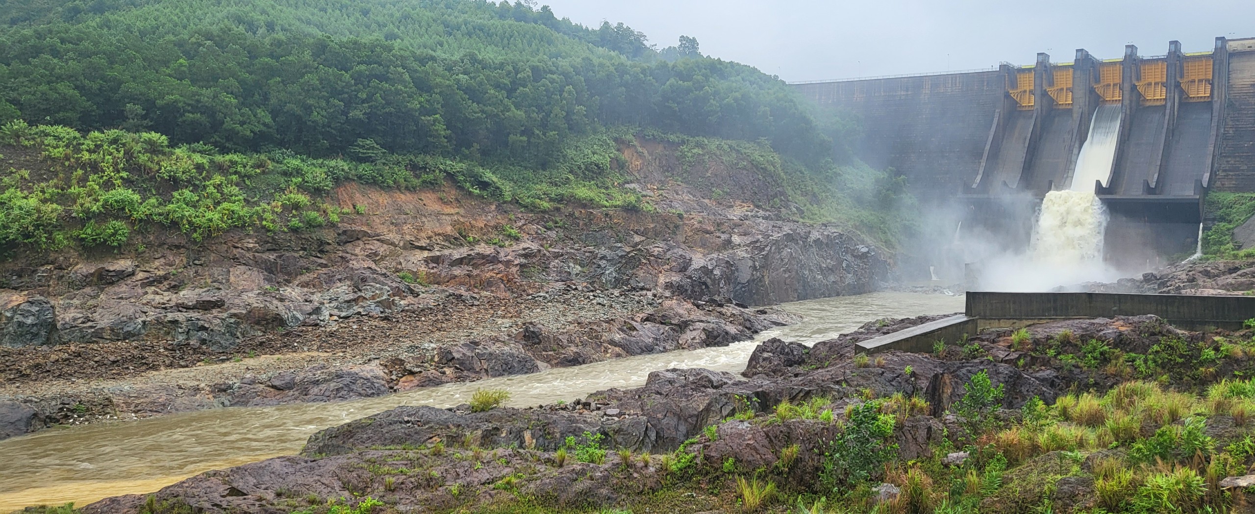 Thủy điện điều tiết lũ, nước sông đang lên