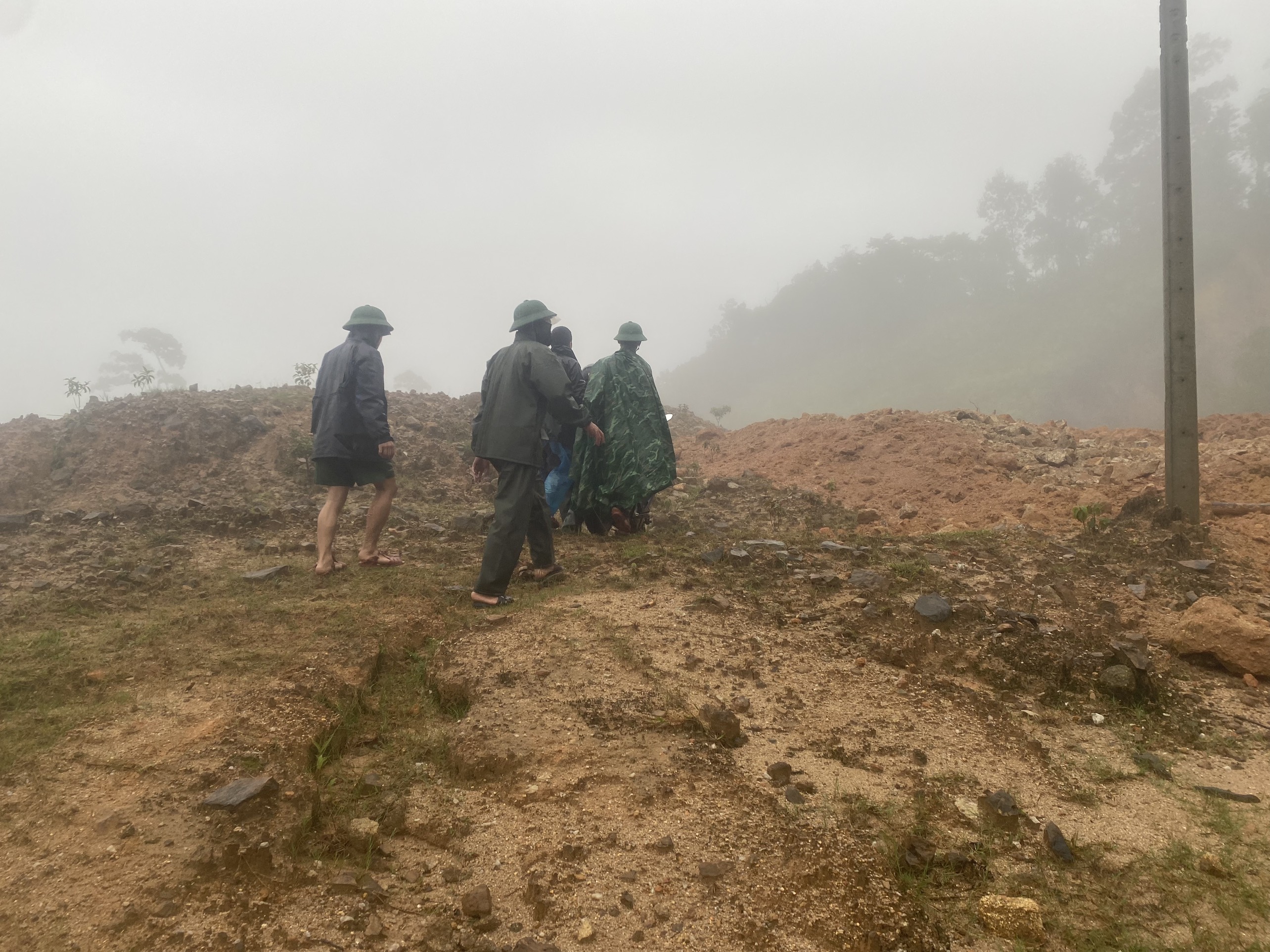 Sạt lở đường Hồ Chí Minh qua xã Hương Nguyên