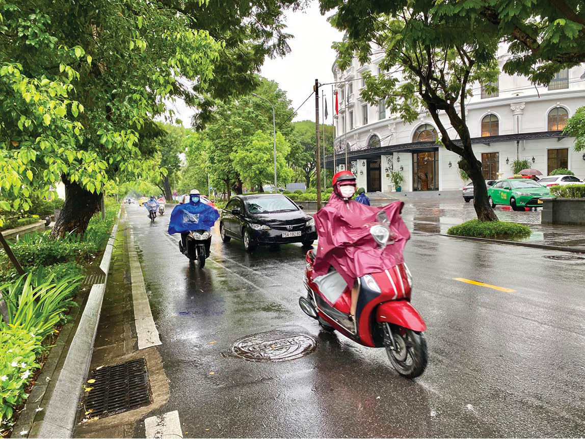 Cẩn thận khi mặc áo mưa tham gia giao thông