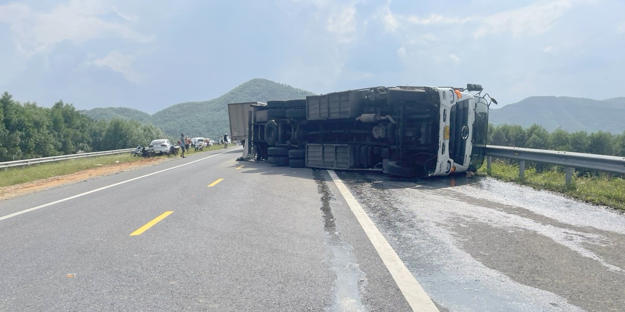 Xe hàng lật trên cao tốc được lực lượng chức năng và người dân hỗ trợ